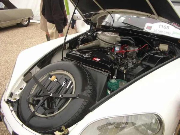 Работният обем на двигателя е кодиран в името на всеки автомобил. Например, DS 19 и по-късните модели, опростения ID 19, имат работен обем от 1,9 л, развивайки съответно 75 и 63 к.с. DS 20 е с обем от 20 л (99 к.с.), а DS 21 - 2,1 л (106 к.с.). 

Най-мощният в семейството е DS 23 с работен обем от 2,3 л (115 к.с.). 2,1- и 2,3-литровите двигатели се предлагат и с впръскване на гориво и са развивали съответно 125 и 130 к.с. В зависимост от мощността на двигателя, максималната скорост варира от 135 до 188 км/ч.
